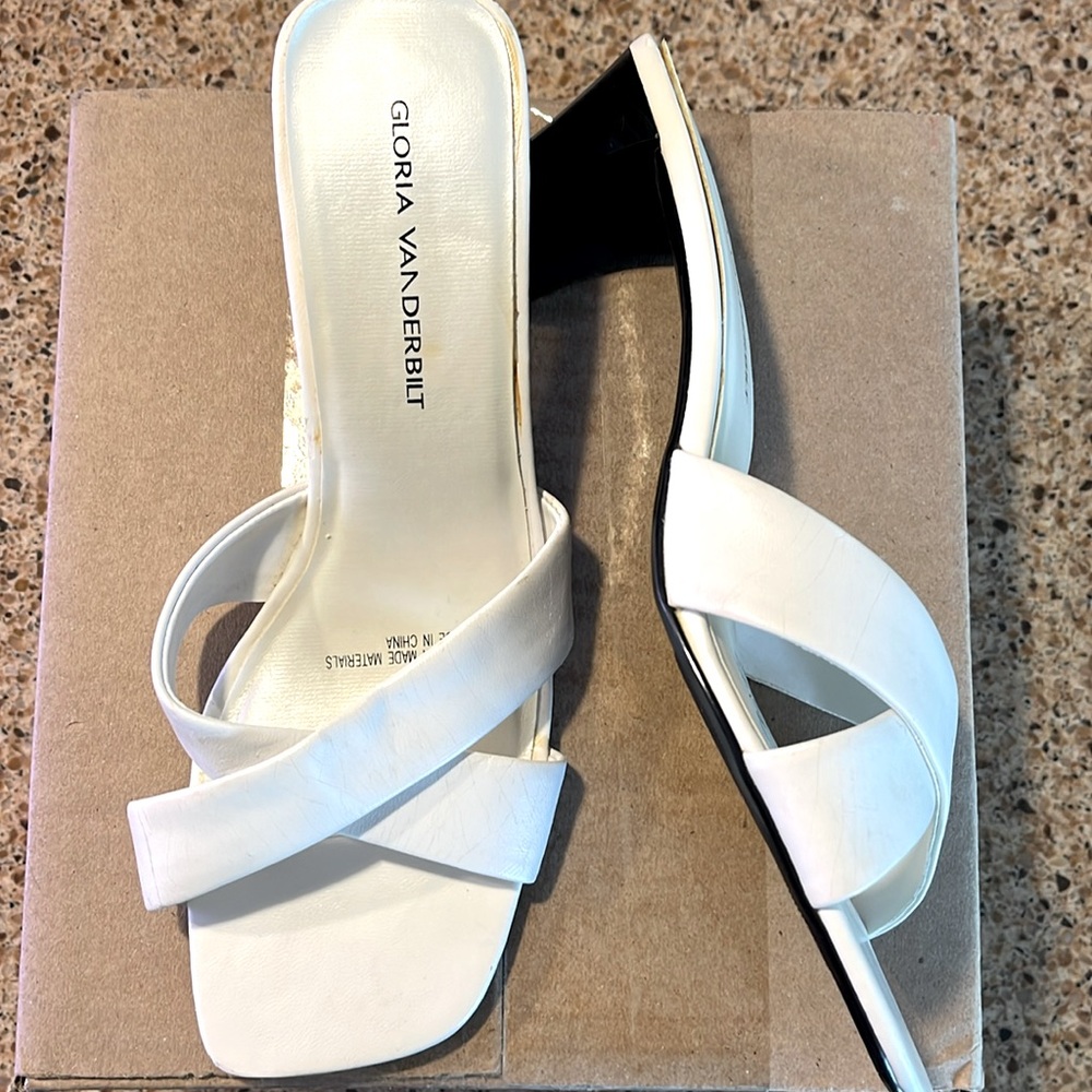 Gloria Vanderbilt White Sandals with Elegant Design